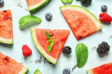 Lezzetli dilimli karpuz ve açık renkli meyveleri