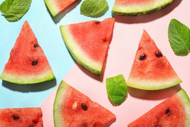 Renk arka plan üzerinde karpuz dilimli Delicious
