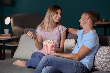 Çift akşam Tv izlerken patlamış mısır yemek