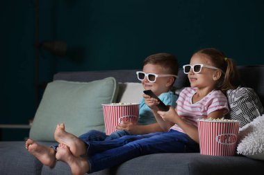 Çocuklar akşam Tv izlerken patlamış mısır yemek