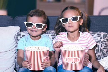 Çocuklar akşam Tv izlerken patlamış mısır yemek