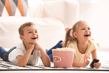 Şirin çocuk evde Tv izlerken patlamış mısır yemek
