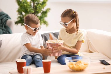 Şirin çocuk evde Tv izlerken patlamış mısır yemek