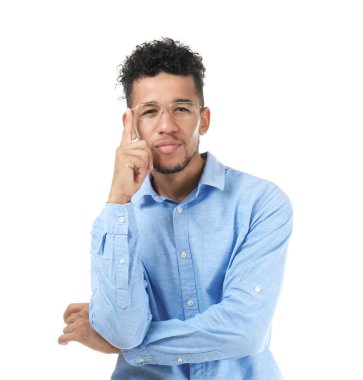 Afrikalı-Amerikalı yakışıklı beyaz arka plan üzerinde resmi kıyafetler