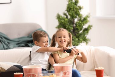 Evde Tv izlerken uzaktan kumanda için kavga