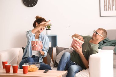 Patlamış mısır yemek ve evde Tv izlerken eğlenmek çift