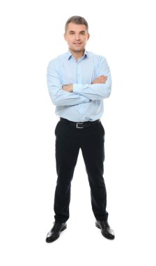 Beyaz arka plan üzerinde yakışıklı emin işadamı