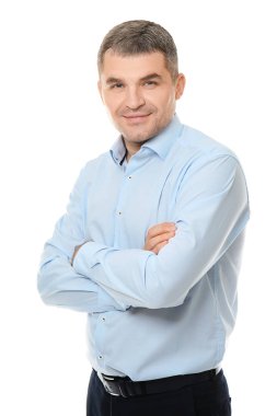 Beyaz arka plan üzerinde yakışıklı emin işadamı