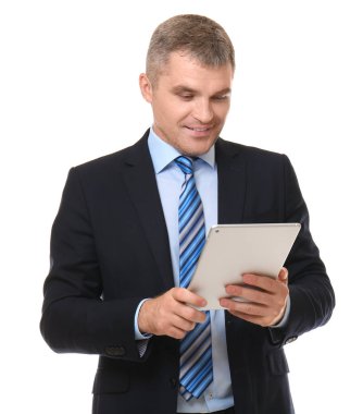 Tablet bilgisayarda beyaz arka plan ile yakışıklı emin işadamı