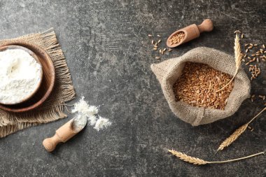 Buğday ve un gri arka plan üzerinde kompozisyonu
