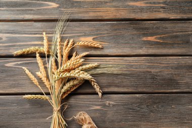 Buğday spikelets ahşap arka plan üzerinde demet