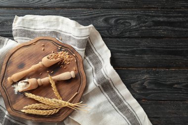 Kaşık un, buğday taneleri ile spikelets ahşap arka plan üzerinde toz