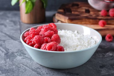 Lezzetli sütlaç ve ahududu tablo ile kase