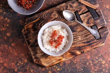 Lezzetli sütlaç ve gemide kuş üzümü ile kase