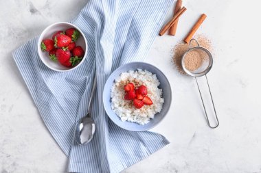 Lezzetli sütlaç ve çilek beyaz tablo ile kase