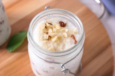 Lezzetli sütlaç ve fındık masada, closeup ile cam kavanoz