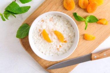 Lezzetli sütlaç ve gemide kuru kayısı ile kase