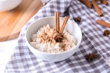 Lezzetli sütlaç ve tablo üzerinde toz tarçın ile kase