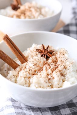 Lezzetli sütlaç ve tablo, closeup toz tarçın ile kase