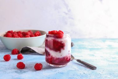 Cam kavanoz lezzetli sütlaç ve ahududu üzerinde masa lambası