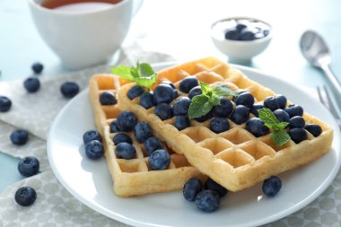 Plaka üzerinde yaban mersini ile lezzetli waffle