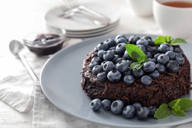 Lezzetli blueberry çikolatalı pasta plaka üzerinde