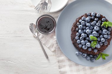 Lezzetli blueberry çikolatalı pasta beyaz masa üzerinde