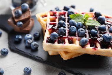 Yaban mersini ve reçel kayrak plaka, closeup ile lezzetli waffle