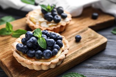 Lezzetli blueberry tart gri tablo ile ahşap tahta