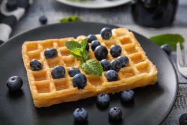 Plaka üzerinde yaban mersini ile lezzetli gözleme