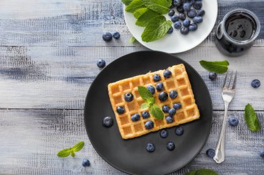 Plaka üzerinde yaban mersini ile lezzetli gözleme