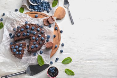 Lezzetli blueberry pasta ahşap tahta üzerinde çikolata