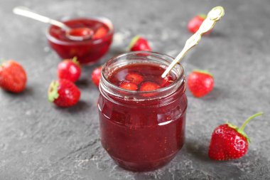 Lezzetli çilek ile cam kavanoz reçel grunge masaya