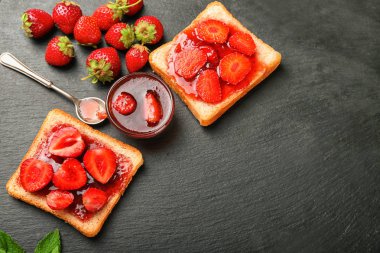 Dilim ekmek lezzetli çilek ile karanlık masaya jam