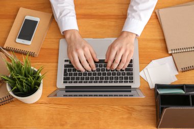 Emlakçı ofisinde dizüstü bilgisayar kullanarak