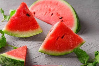 Gri dokulu arka plan tatlı karpuz dilimleri