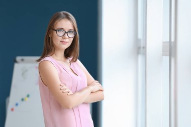 Office penceresinde yakınındaki genç iş kadını