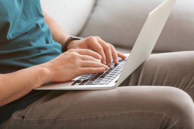 Laptop evde, closeup çalışan genç serbest meslek