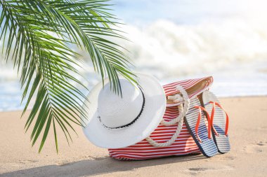 Plaj çantası ve tropikal tatil deniz kıyısında aksesuarları