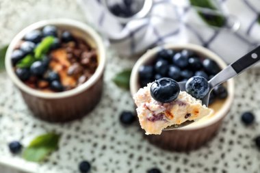 Lezzetli blueberry puding, portre yemek