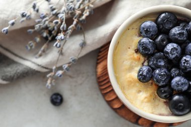 Masa lambası, closeup üzerinde lezzetli blueberry pudingle kase