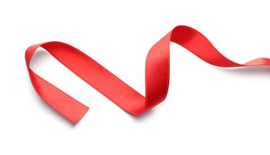 Kıvrılmış kırmızı kurdele beyaz arka plan üzerinde