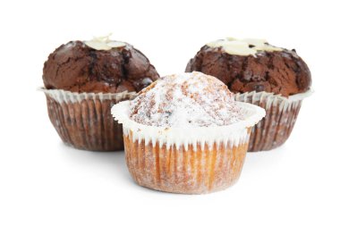 Beyaz arka plan üzerinde tatlı lezzetli muffins