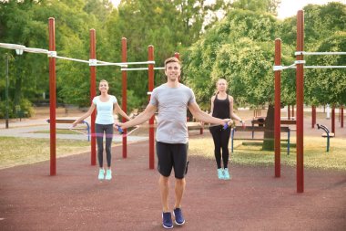 Grup sportif insan atletik alan açık havada atlama ipi