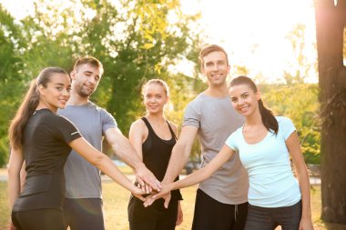 Grup birlikte açık havada ellerini koyarak sportif insan