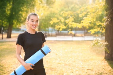 Yoga minderli genç bir bayan.