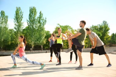 Sportif insanlar eğitim açık havada Grup