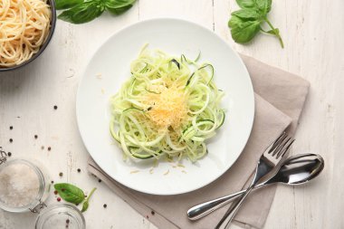 Tabak spagetti kabak ve tablo peynir ile