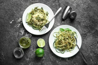 Tabak spagetti kabak, pesto sos ve peynir tablo ile