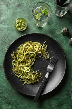 Tabak spagetti masada kabak ve pesto sos ile